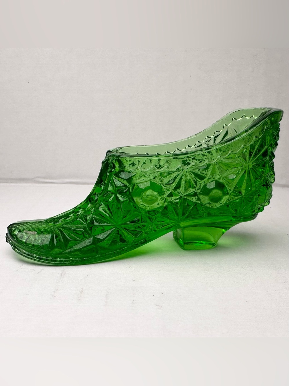 Vintage L E Smith Emerald Green Glass Daisy and Button Shoe Slipper Miniature 3”